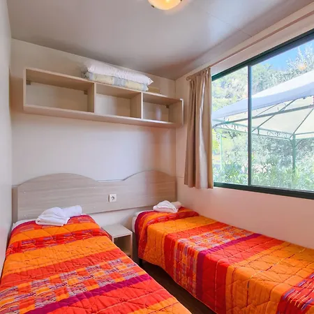 Vakantiehuis Mobile In With Shared Pool *